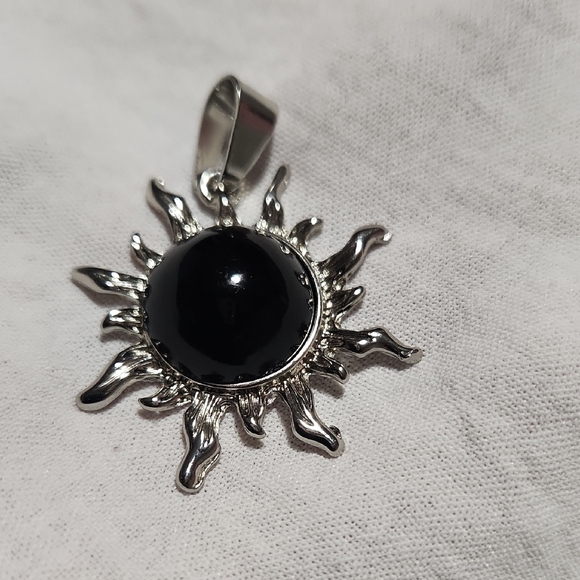 SILVER SUN PENDANT WITH BLACK CENTER. - Picture 3 of 3